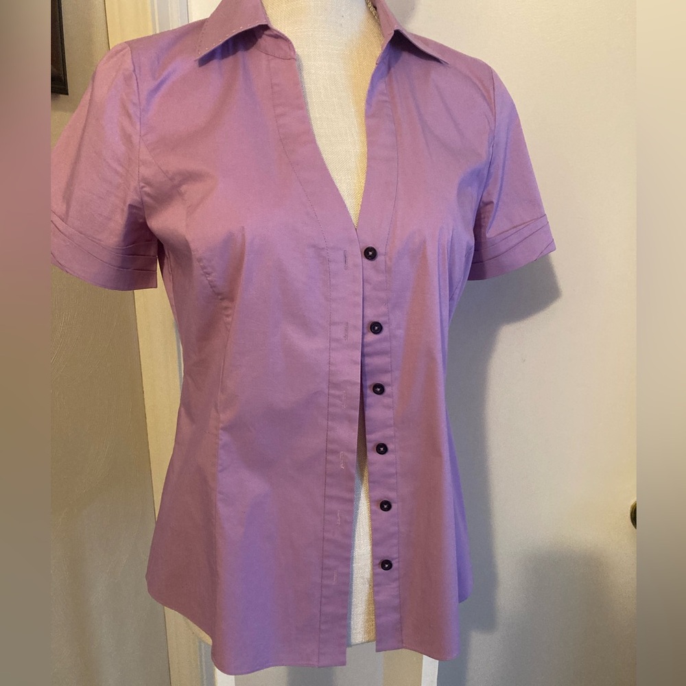 ELIE TAHARI fitted button down shirt.